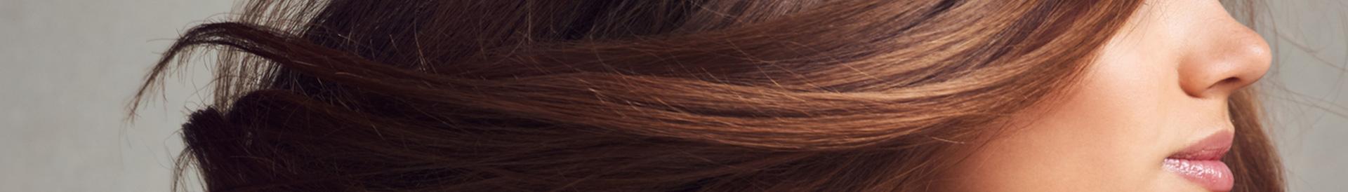 Kobieta z długimi brązowymi włosami
